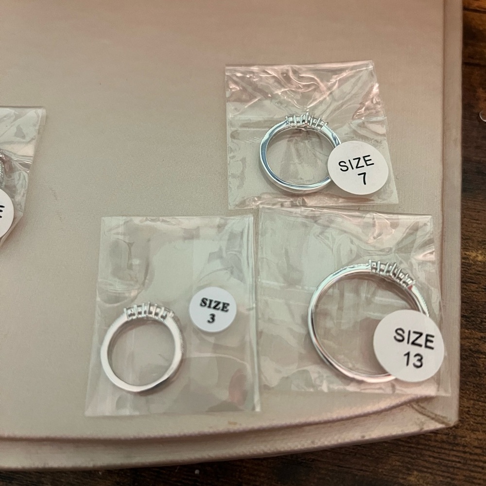 Emerald cut bound ring - Picture 3 of 5